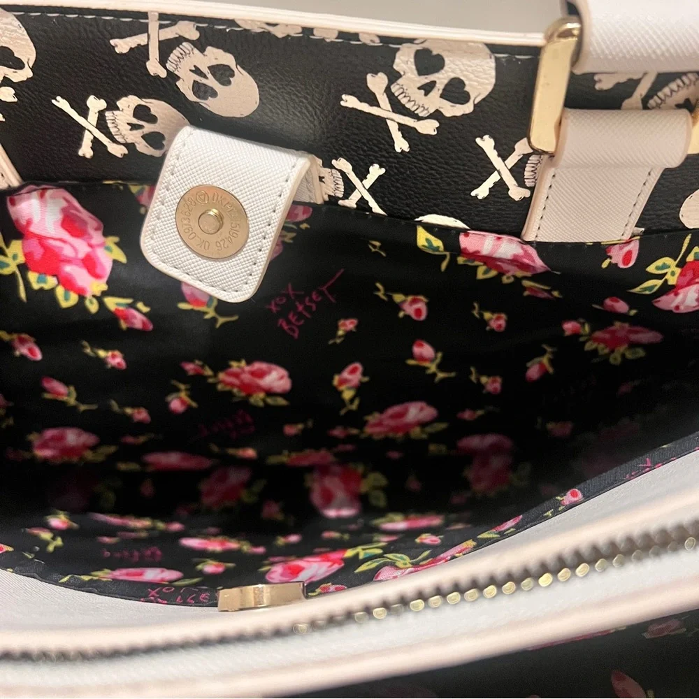 White Skull Embossed Handbag - Picture 7 of 13